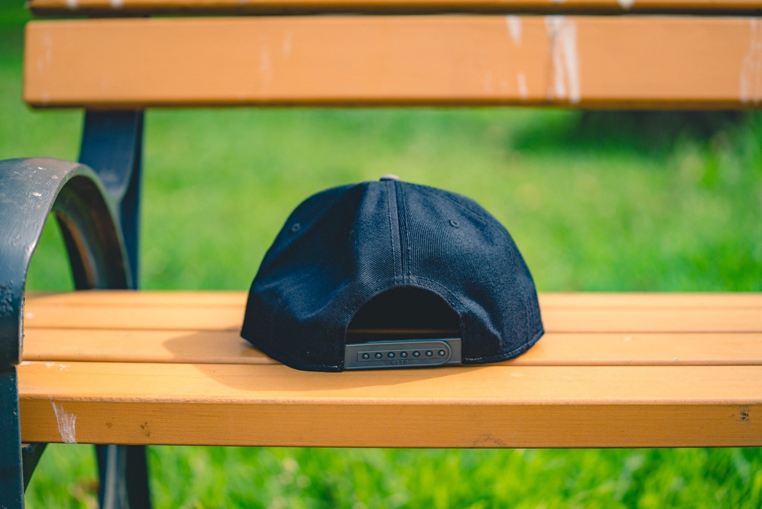 Flat visor cap Leaves Black / Charcoal - StreetChic